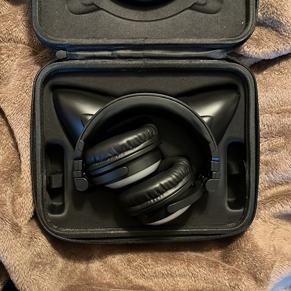 bluetooth brookstone cat ear headphones - Picture 3 of 7